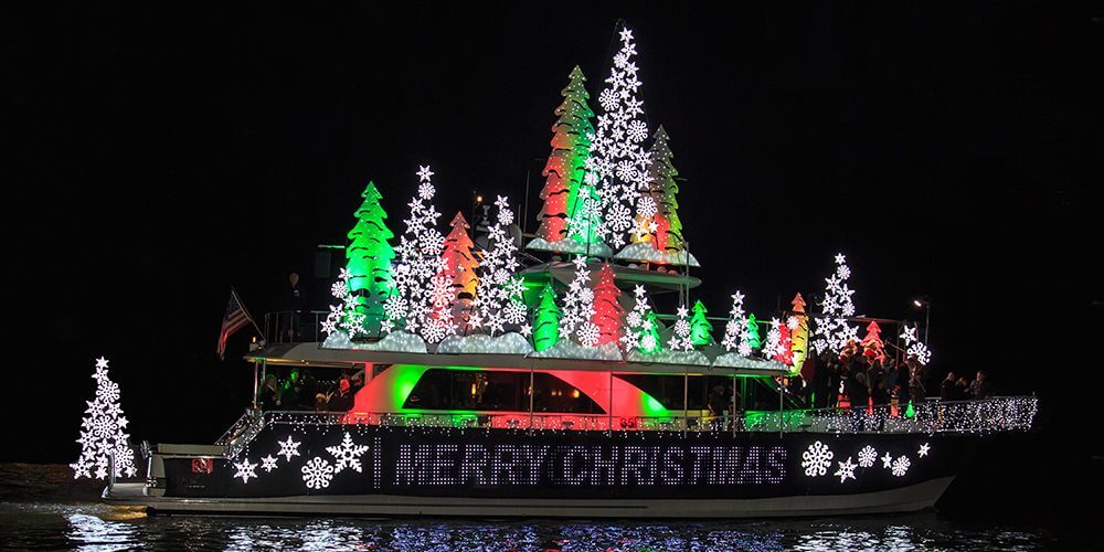  the Newport Beach Christmas parade on yksi Los Angelesin ja Etelä - Kalifornian vuoden 2020 lomatapahtumista lapsille ja Los Angelesille-hauskoja asioita perheille jouluvaloista drive-through-elämyksiin, löytyy megalistan avointen lomatapahtumien joukosta LA ja SoCal.